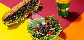 Ресторан быстрого питания Subway на метро Площадь Революции