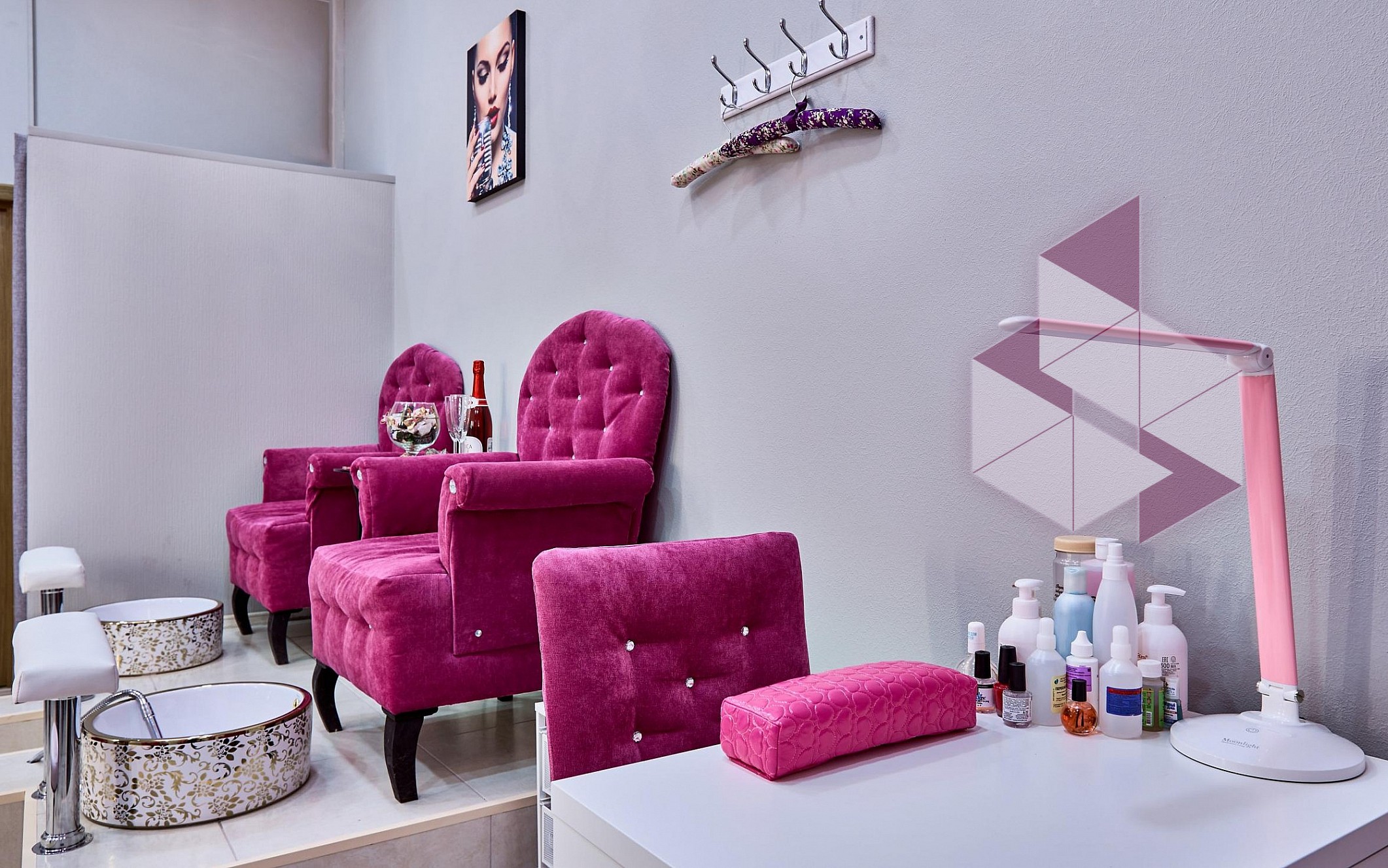 Студия маникюра Nail Room на Профсоюзной улице : официальный сайт и  контакты, фирма 