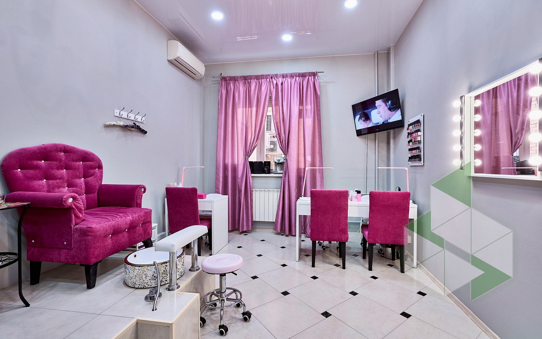 Студия маникюра Nail Room на Профсоюзной улице : официальный сайт и  контакты, фирма 