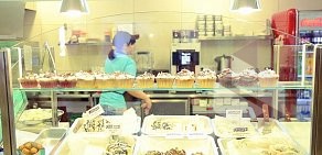 Кофейня со службой доставки Cinnabon в ТЦ Оранжевый