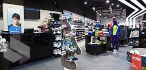 Магазин спортивных товаров Adidas на Театральной улице